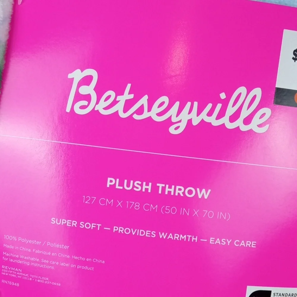 🎁 Betseyville Holiday Snowglobe Plush Throw Blanket